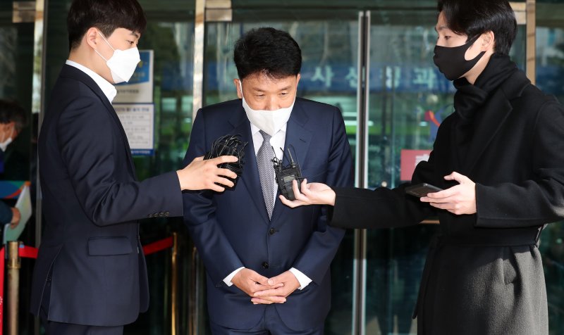 [서울=뉴시스] 지난 2022년 3월 11일 함영주 당시 하나금융그룹 부회장이 서울 마포구 서울서부지법에서 열린 하나은행 채용비리 관련 1심 선고 공판을 마친 후 인사를 하고 있다. (사진=뉴시스DB). photo@newsis.com