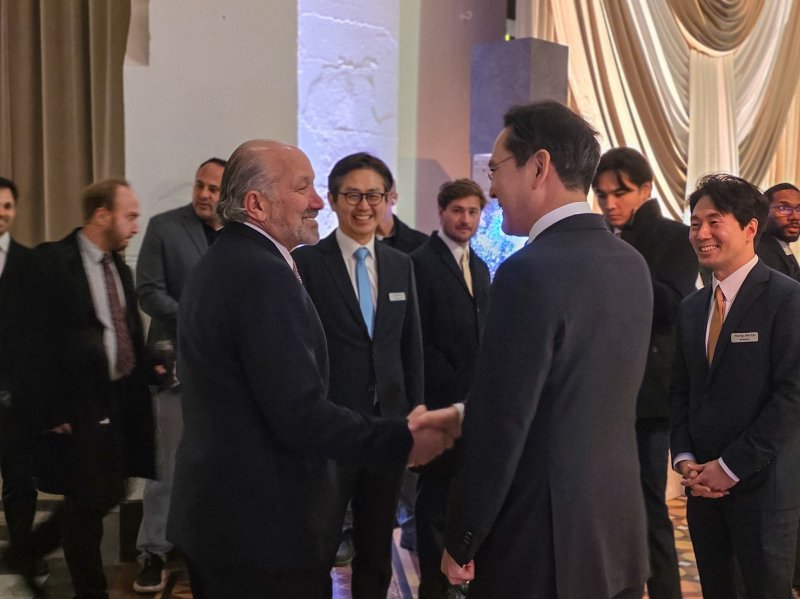 [서울=뉴시스]이재용 회장이 28일(현지시간) 미국 워싱턴 D.C. 스미스소니언 예술산업관에서 열린 갈라 디너에서 하워드 러트닉 미국 상무부 장관을 만나 대화하고 있다. (사진 = 삼성) 2026.01.29. photo@newsis.com *재판매 및 DB 금지