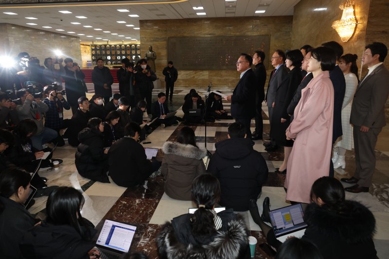 [서울=뉴시스] 조성봉 기자 = 고동진 국민의힘 의원을 비롯한 친한계 의원들이 29일 오후 서울 여의도 국회 로텐더홀에서 지도부의 한동훈 전 대표 제명 결정에 대해 입장 발표를 하고 있다.2026.01.29. suncho21@newsis.com