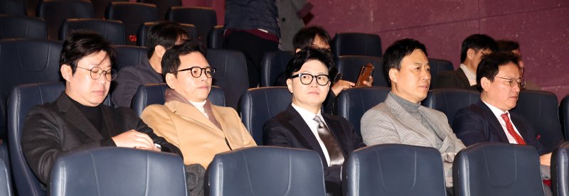 [서울=뉴시스] 김금보 기자 = 한동훈(가운데) 전 국민의힘 대표가 28일 서울 영등포구 한 영화관에서 '잊혀진 대통령: 김영삼의 개혁시대' 영화 상영 시작을 기다리고 있다. 왼쪽부터 국민의힘 진종오 의원, 박정훈 의원, 한동훈 전 대표, 정성국 의원, 김형동 의원. 2026.01.28. kgb@newsis.com