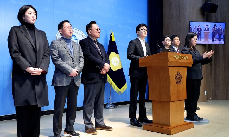 [서울=뉴시스] 김금보 기자 = 한동훈 전 국민의힘 대표와 친한계 의원들이 14일 서울 여의도 국회 소통관에서 중앙윤리위원회의 한동훈 전 대표에 대한 제명 결정과 관련해 입장을 밝히고 있다. 2026.01.14. kgb@newsis.com