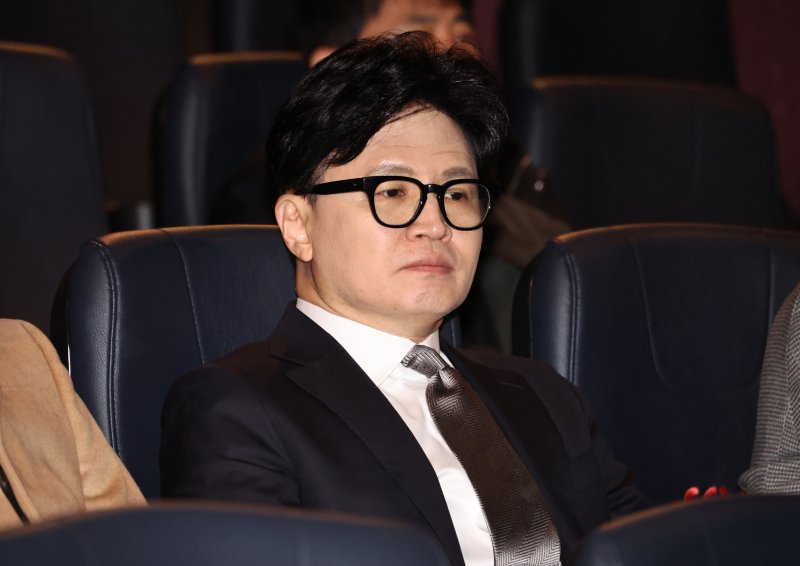 [서울=뉴시스] 김금보 기자 = 한동훈 전 국민의힘 대표가 28일 서울 영등포구 한 영화관에서 '잊혀진 대통령: 김영삼의 개혁시대' 영화 상영 시작을 기다리고 있다. 2026.01.28. kgb@newsis.com