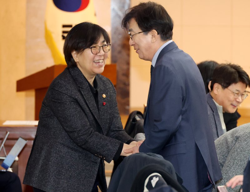 [서울=뉴시스] 추상철 기자 = 정은경 보건복지부 장관이 29일 오전 서울 종로구 정부서울청사에서 열린 제2차 의료혁신위원회에서 정기현 의료혁신위원장과 인사하고 있다. 2026.01.29. scchoo@newsis.com