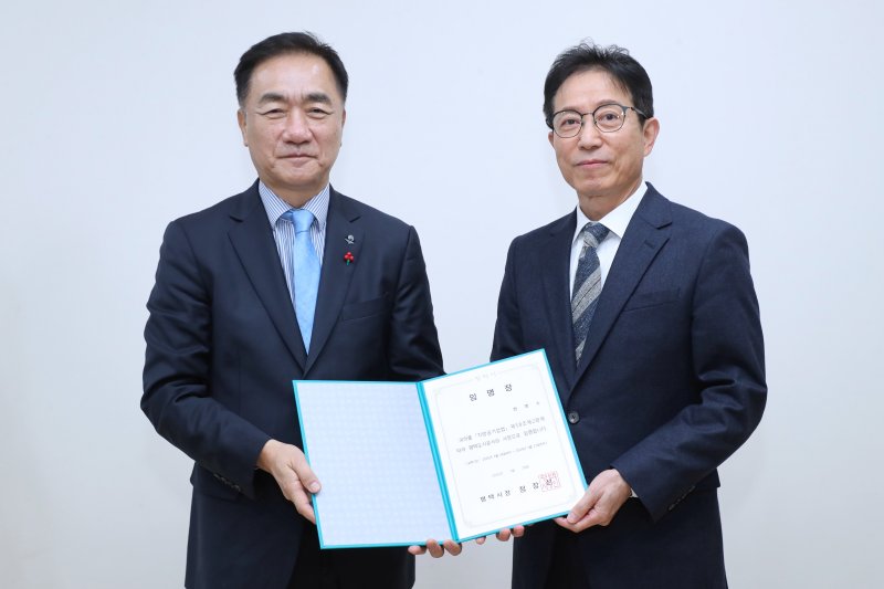 [평택=뉴시스] 정장선 시장(사진 왼쪽)이 신임 한병수 평택도시공사 사장과 기념사진을 찍고 있다. (사진=평택시 제공) 2028.01.29.photo@newsis.com