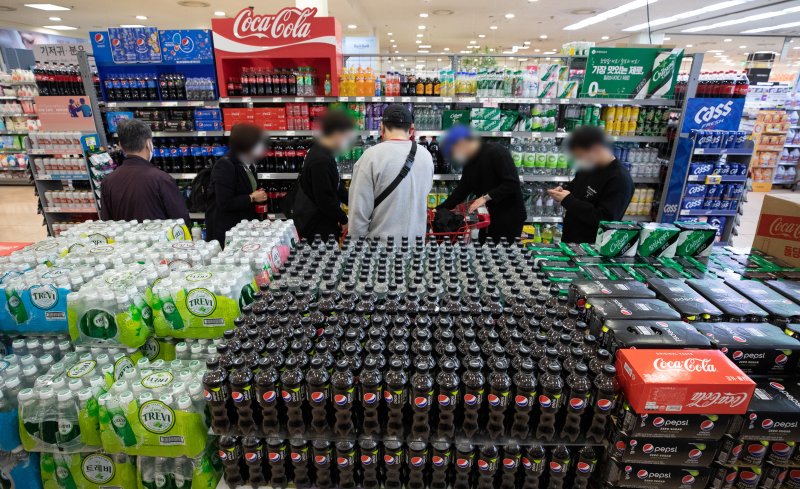 서울 시내의 한 대형마트에 콜라·사이다 등 탄산음료가 진열돼 있다. (자료사진) 2021.3.18/뉴스1 ⓒ News1 이재명 기자