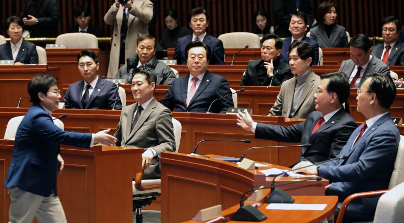 [서울=뉴시스] 김금보 기자 = 임이자 국회 재정경제기획위원회 위원장이 29일 오후 서울 여의도 국회에서 열린 국민의힘 의원총회에서 발언을 마친 뒤 송언석 원내대표의 격려를 받고 있다. 2026.01.29. kgb@newsis.com