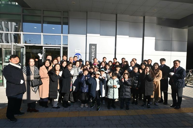 29일 종합복지타운에서 열린 하남교육지원청 신설추진단 현판식 행사에서 이현재 하남시장, 오성애 성애 광주하남교육지원청 교육장을 비롯한 관계자 및 시민들이 기념 촬영을 하고 있다. 하남시 제공