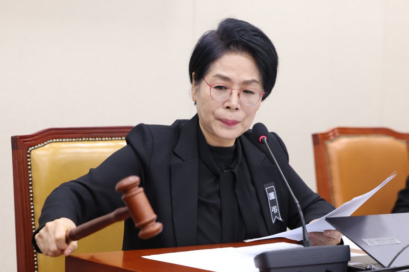 최민희 위원장이 29일 서울 여의도 국회에서 열린 과학기술정보방송통신위원회 전체회의에서 의사봉을 두드리고 있다. 2026.1.29/뉴스1 ⓒ News1 신웅수 기자