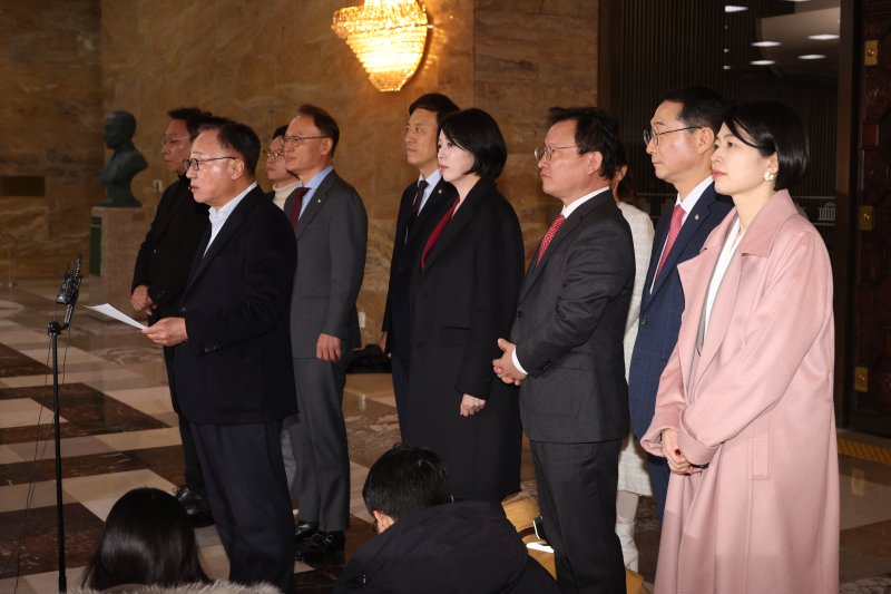 [서울=뉴시스] 조성봉 기자 = 고동진 국민의힘 의원을 비롯한 친한계 의원들이 29일 오후 서울 여의도 국회 로텐더홀에서 지도부의 한동훈 전 대표 제명 결정에 대해 입장 발표를 하고 있다.2026.01.29. suncho21@newsis.com