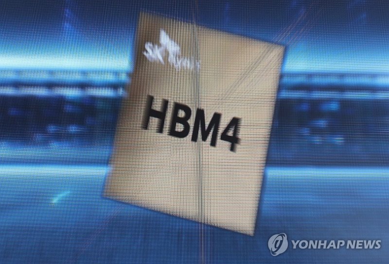 HBM4 영상 재생되는 SK 하이닉스 부스 (출처=연합뉴스)