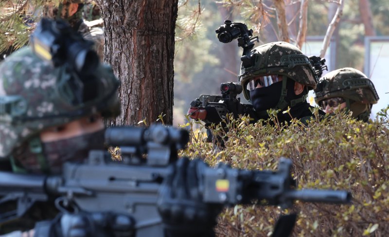 [세종=뉴시스] 강종민 기자 = 육군 32사단 특수임무대원들이 29일 세종시 어진동 정부세종청사 인근에서 열린 지하공동구 폭발 및 화재 등 국가중요시설 통합 방호훈련에서 지하공동구 투입에 앞서 사주경계를 하고 있다. 2026.01.29. ppkjm@newsis.com