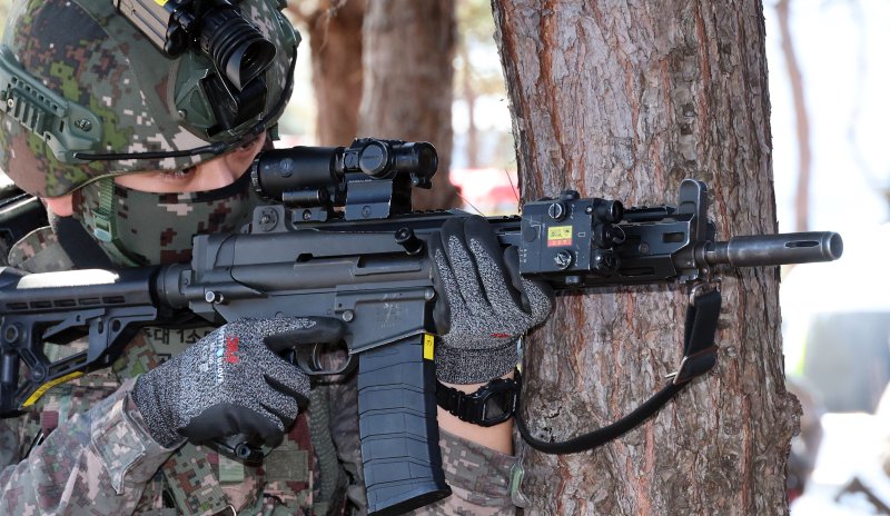 [세종=뉴시스] 강종민 기자 = 육군 32사단 특수임무대원들이 29일 세종시 어진동 정부세종청사 인근에서 열린 지하공동구 폭발 및 화재 등 국가중요시설 통합 방호훈련에서 지하공동구 투입에 앞서 사주경계를 하고 있다. 2026.01.29. ppkjm@newsis.com