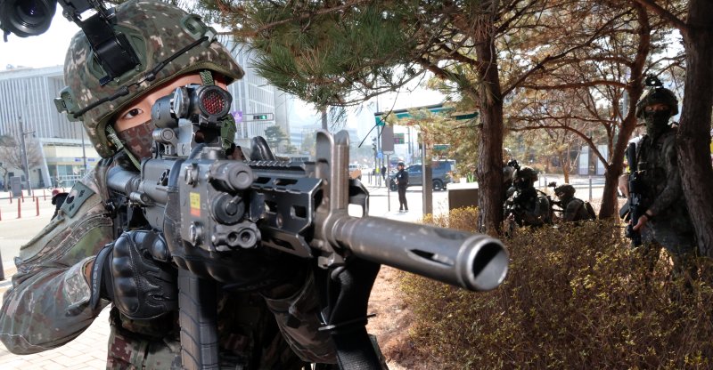 [세종=뉴시스] 강종민 기자 = 육군 32사단 특수임무대원들이 29일 세종시 어진동 정부세종청사 인근에서 열린 지하공동구 폭발 및 화재 등 국가중요시설 통합 방호훈련에서 지하공동구 투입에 앞서 사주경계를 하고 있다. 2026.01.29. ppkjm@newsis.com