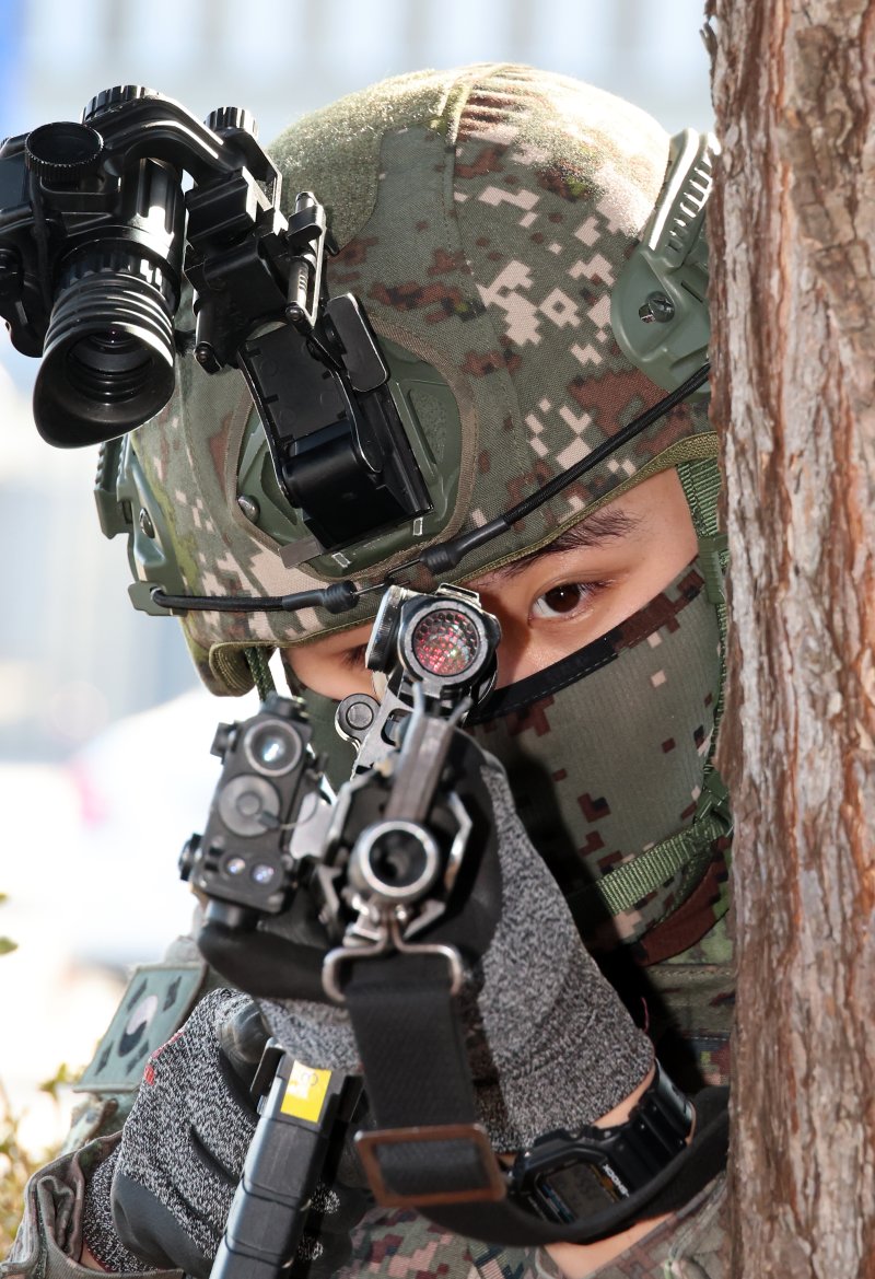 [세종=뉴시스] 강종민 기자 = 육군 32사단 특수임무대원들이 29일 세종시 어진동 정부세종청사 인근에서 열린 지하공동구 폭발 및 화재 등 국가중요시설 통합 방호훈련에서 지하공동구 투입에 앞서 사주경계를 하고 있다. 2026.01.29. ppkjm@newsis.com