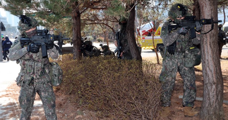 [세종=뉴시스] 강종민 기자 = 육군 32사단 특수임무대원들이 29일 세종시 어진동 정부세종청사 인근에서 열린 지하공동구 폭발 및 화재 등 국가중요시설 통합 방호훈련에서 지하공동구 투입에 앞서 사주경계를 하고 있다. 2026.01.29. ppkjm@newsis.com