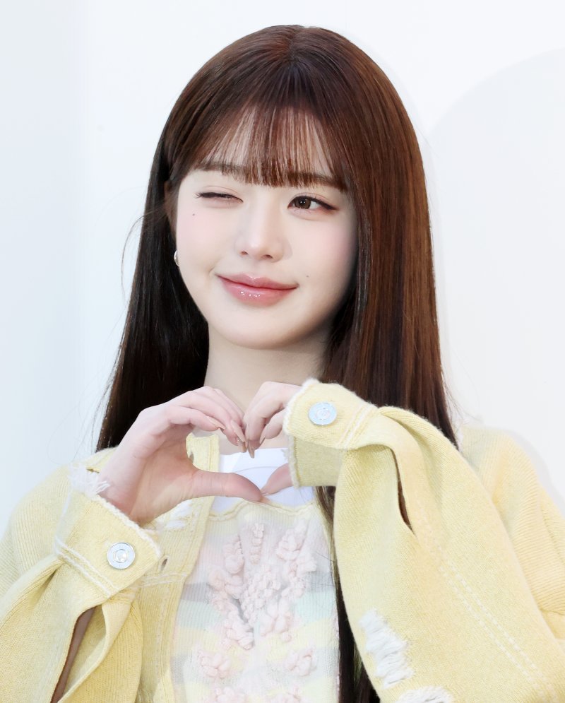 아이브 장원영, 강추위 속 봄처럼 화사한 비주얼