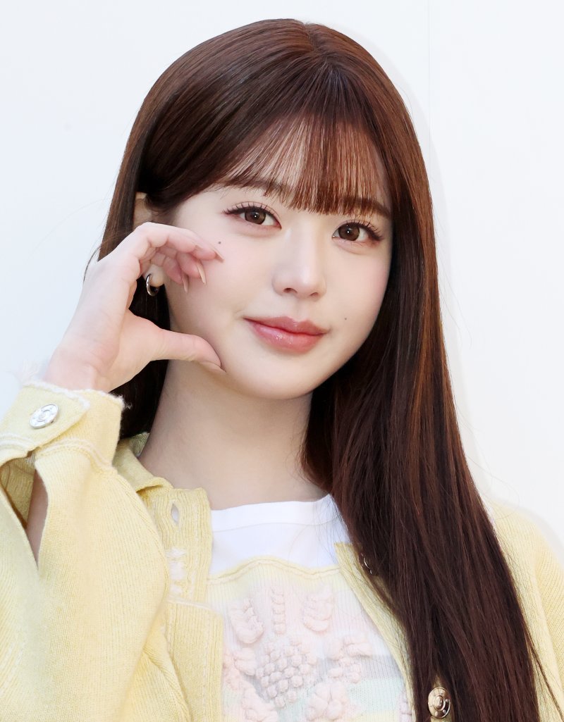 아이브 장원영, 강추위 속 봄처럼 화사한 비주얼