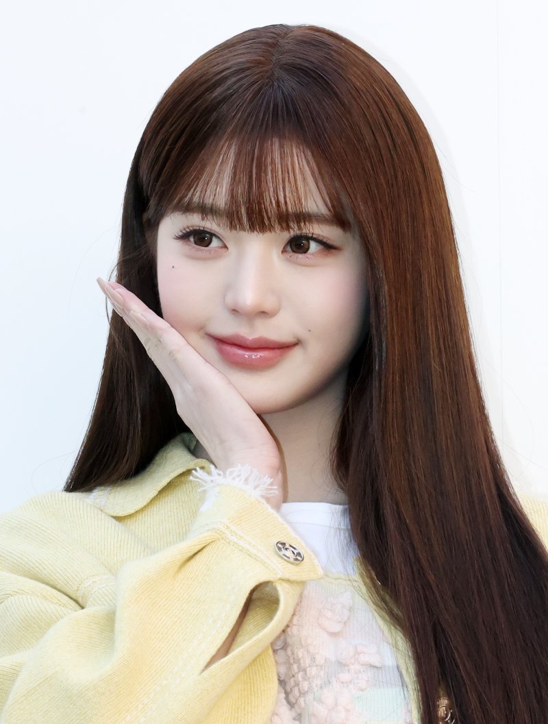 아이브 장원영, 강추위 속 봄처럼 화사한 비주얼