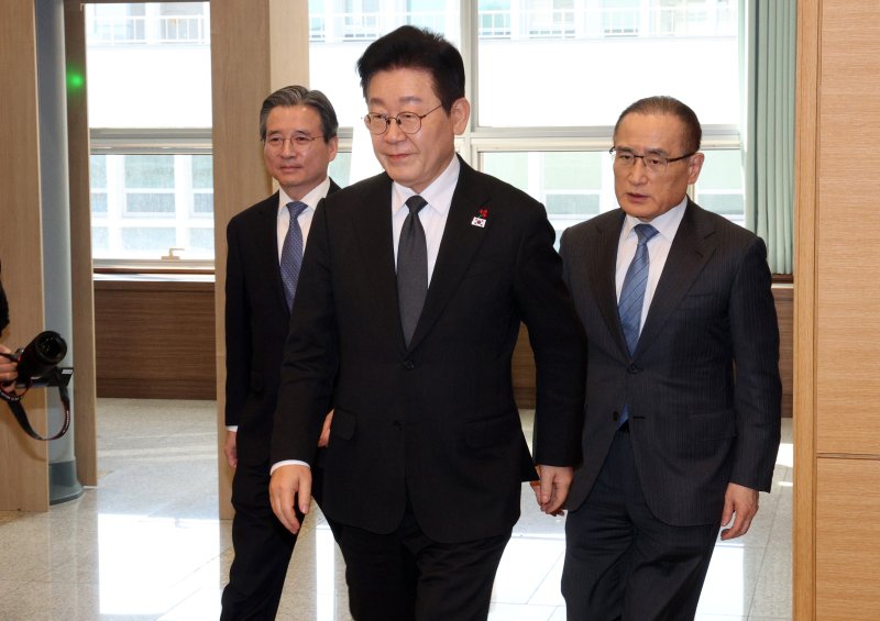 [서울=뉴시스] 고범준 기자 = 이재명 대통령이 29일 청와대에서 열린 수석보좌관회의에 입장하고 있다. 왼쪽부터 김용범 정책실장, 이 대통령, 위성락 안보실장. 2026.01.29. bjko@newsis.com