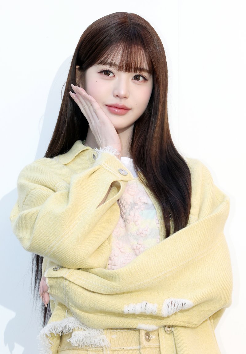 아이브 장원영, 강추위 속 봄처럼 화사한 비주얼