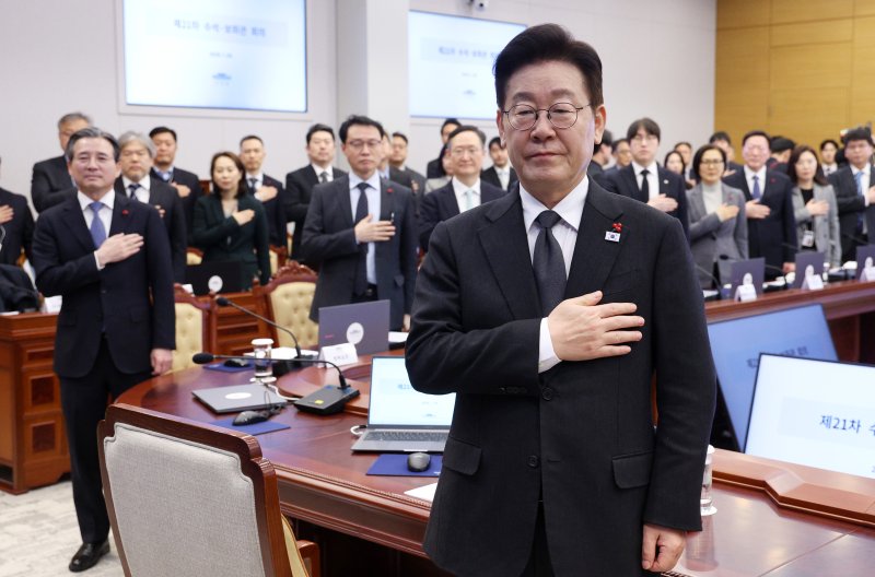 [서울=뉴시스] 고범준 기자 = 이재명 대통령이 29일 청와대에서 열린 수석보좌관회의에서 국민의례를 하고 있다. 2026.01.29. bjko@newsis.com