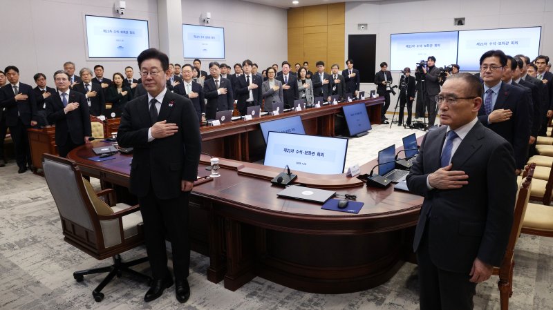 [서울=뉴시스] 고범준 기자 = 이재명 대통령이 29일 청와대에서 열린 수석보좌관회의에서 국민의례를 하고 있다. 2026.01.29. bjko@newsis.com