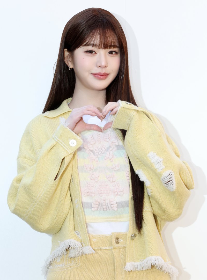 아이브 장원영, 강추위 속 봄처럼 화사한 비주얼