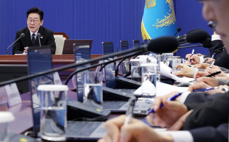 [서울=뉴시스] 고범준 기자 = 이재명 대통령이 29일 청와대에서 열린 수석보좌관회의에서 발언하고 있다. 2026.01.29. bjko@newsis.com