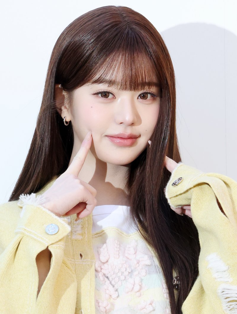 아이브 장원영, 강추위 속 봄처럼 화사한 비주얼