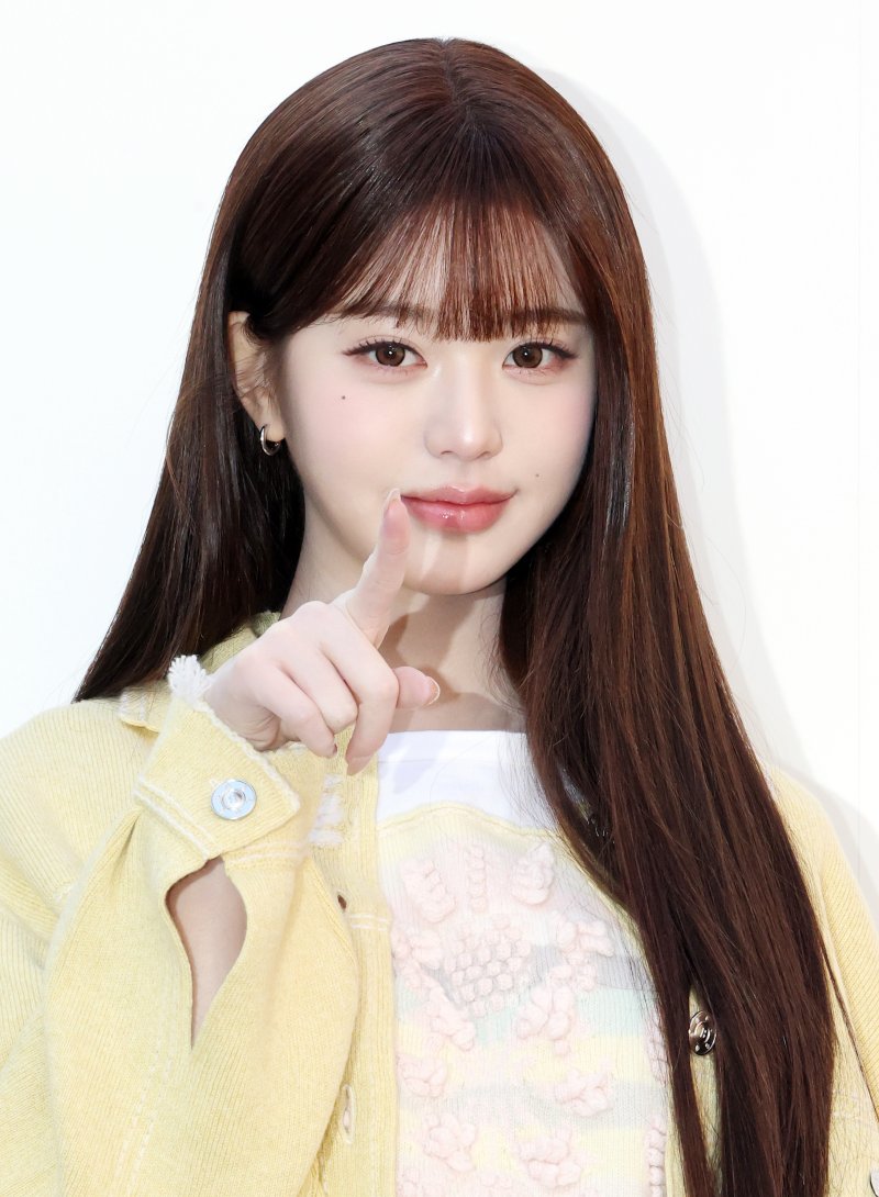 아이브 장원영, 강추위 속 봄처럼 화사한 비주얼