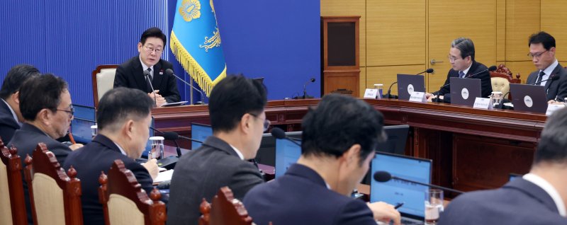 [서울=뉴시스] 고범준 기자 = 이재명 대통령이 29일 청와대에서 열린 수석보좌관회의에서 발언하고 있다. 2026.01.29. bjko@newsis.com