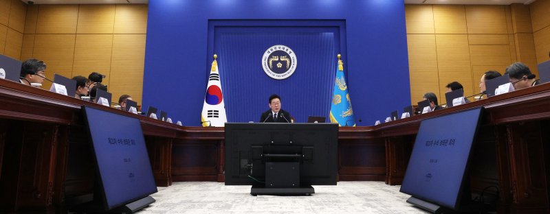 [서울=뉴시스] 고범준 기자 = 이재명 대통령이 29일 청와대에서 열린 수석보좌관회의에서 발언하고 있다. 2026.01.29. bjko@newsis.com