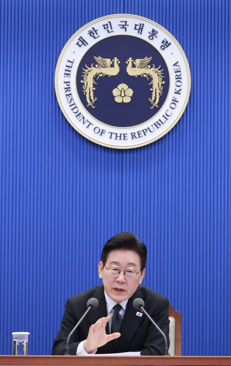 [서울=뉴시스] 고범준 기자 = 이재명 대통령이 29일 청와대에서 열린 수석보좌관회의에서 발언하고 있다. 2026.01.29. bjko@newsis.com