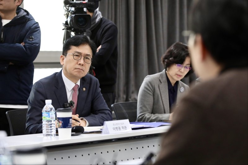 이병권 중기부 2차관이 29일 서울 소진공 마포 드림스퀘어에서 열린 홈플러스 입점 소상공인 간담회에 참석해 애로를 듣고 있다. (중기부 제공)