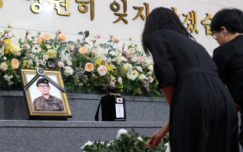 성전환 수술 후 강제 전역 처분을 받고 숨진 고(故) 변희수 전 하사의 국립대전현충원 안장식이 열린 24일 오후 국립대전현충원 충혼당에서 추모객들이 헌화 하고 있다.2024.6.24/뉴스1 ⓒ News1 김기남 기자