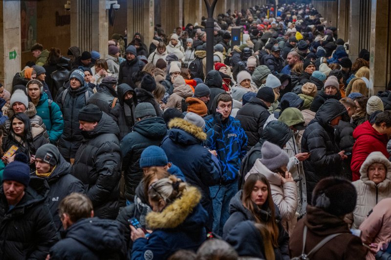 지난달 26일(현지시간) 우크라이나 키이우에서 러시아의 공습경보에 지하철역으로 대피한 주민들이 경보 해제를 기다리고 있다. 뉴시스