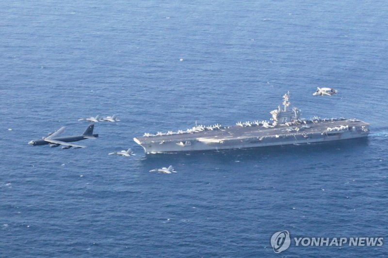 미 핵추진 항모 에이브러햄 링컨과 B-52 전략폭격기 훈련 (출처=연합뉴스)