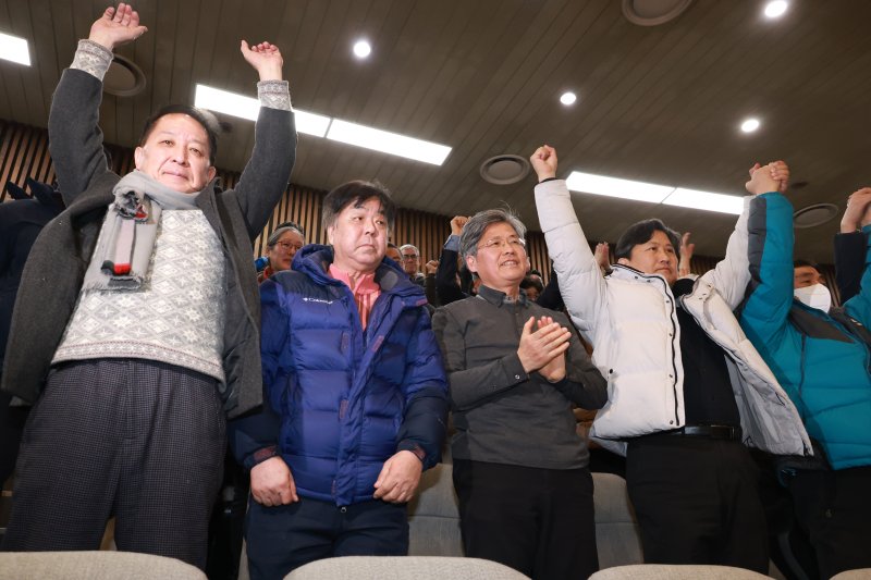 [서울=뉴시스] 고승민 기자 = 29일 서울 여의도 국회에서 열린 본회의에서 진실, 화해를 위한 과거사정리 기본법 개정안이 가결되자 참관하고 있던 국가 폭력 피해 유족들이 기뻐하고 있다. 2026.01.29. kkssmm99@newsis.com