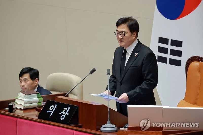 '제헌절 다시 빨간날로' 공휴일법 개정안 통과 관련 발언하는 우원식 국회의장 (출처=연합뉴스)