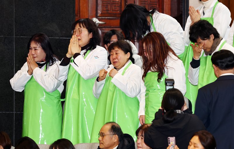 [서울=뉴시스] 김명년 기자 = 학교 급식 노동자들이 29일 오후 서울 여의도 국회에서 열린 본회의에서 학교급식법 일부개정법률안(대안)이 통과되자 눈물을 흘리고 있다. 2026.01.29. kmn@newsis.com