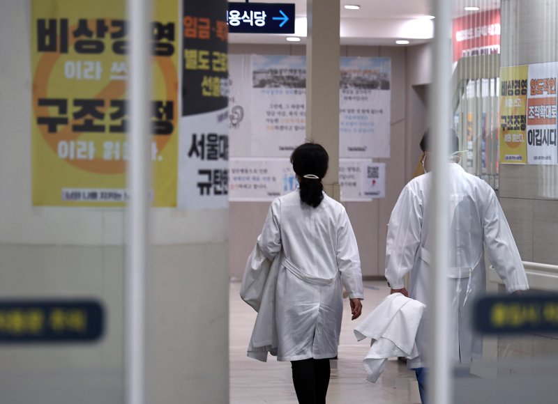 [서울=뉴시스] 김금보 기자 = 의대 증원에 반대하는 전공의들이 의료 현장을 이탈한 지 100일째인 29일 서울 시내 한 상급종합병원에서 의료진이 이동하고 있다.이탈 전공의들은 생활고 속에서도 복귀하지 않고 있고, 병원들은 환자가 줄면서 적자 비상 경영을 이어가고 있다. 2024.05.29. kgb@newsis.com