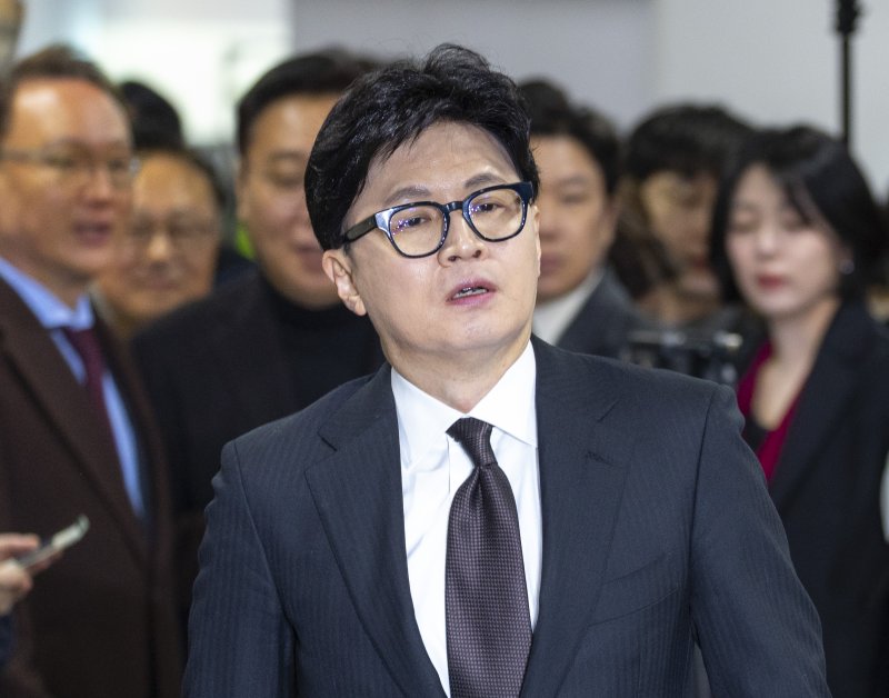 한 전 대표가 제명이 결정된 후 국회 소통관에서 열린 기자회견에 참석하고 있다. 연합뉴스