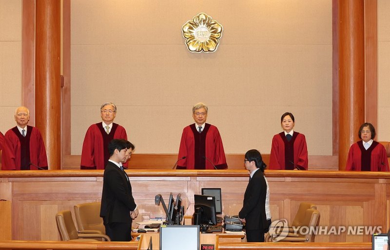 심판정 들어서는 헌법재판관들 (출처=연합뉴스)