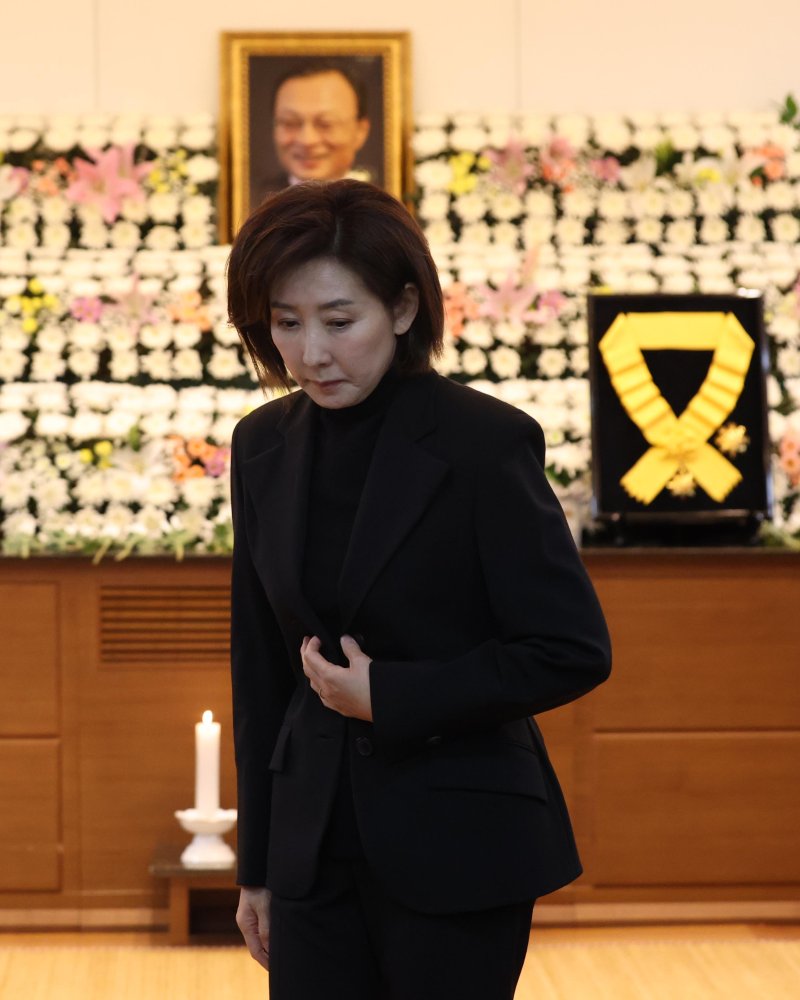 [서울=뉴시스] 사진공동취재단 = 나경원 국민의힘 의원이 29일 서울 종로구 서울대학교병원 장례식장에 마련된 고(故) 이해찬 전 국무총리의 빈소에서 조문 후 자리를 나서고 있다. 2026.01.29. photo@newsis.com