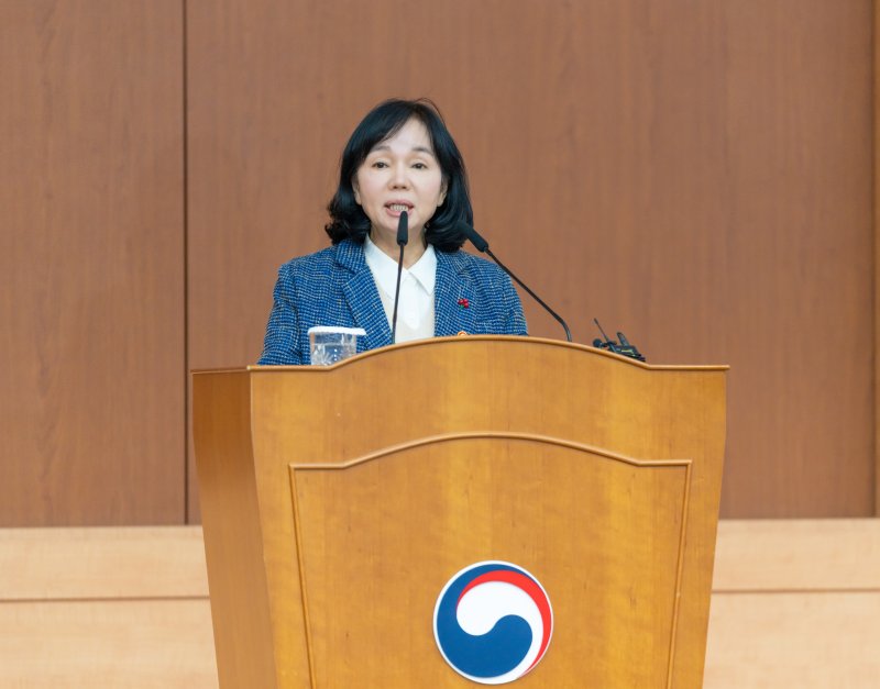 [서울=뉴시스] 송경희 개인정보보호위원회 위원장이 1월 2일 오후 서울 종로구 정부서울청사에서 개최된 2026년 개인정보위 시무식에서 신년사를 하고 있다. (사진=개인정보보호위원회 제공) 2026.01.06. photo@newsis.com *재판매 및 DB 금지