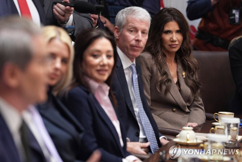 트럼프 주재 내각회의 참석한 크리스티 놈 미국 국토안보장관(맨 오른쪽) (출처=연합뉴스)