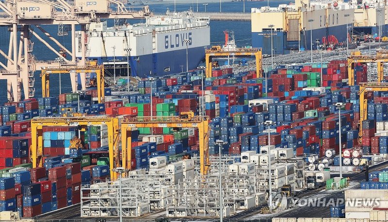 평택항에 쌓여 있는 컨테이너 (출처=연합뉴스)