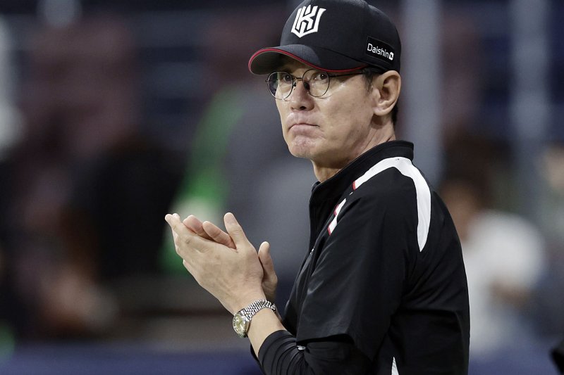 [서울=뉴시스] 최동준 기자 = 23일 서울 구로구 고척스카이돔에서 열린 2025 KBO리그 kt 위즈와 키움 히어로즈의 경기, 7-5로 승리한 kt 이강철 감독이 박수 치고 있다. 2025.05.23. photocdj@newsis.com