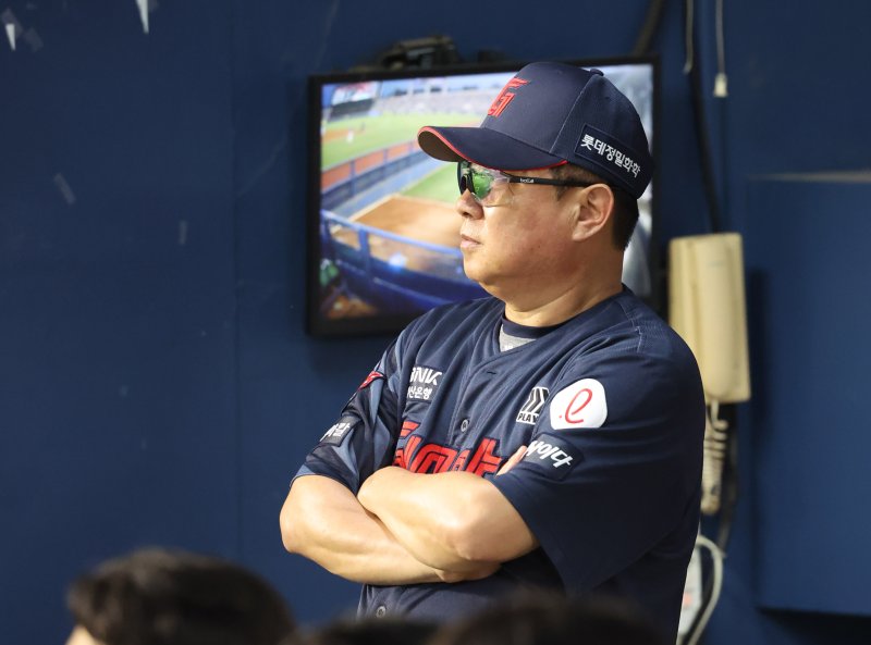 [서울=뉴시스] 배훈식 기자 = 2일 오후 서울 송파구 잠실야구장에서 열린 2025 신한 쏠뱅크 KBO리그 LG 트윈스와 롯데 자이언츠의 경기, 김태형 롯데 감독이 그라운드를 응시하고 있다. 2025.09.02. dahora83@newsis.com