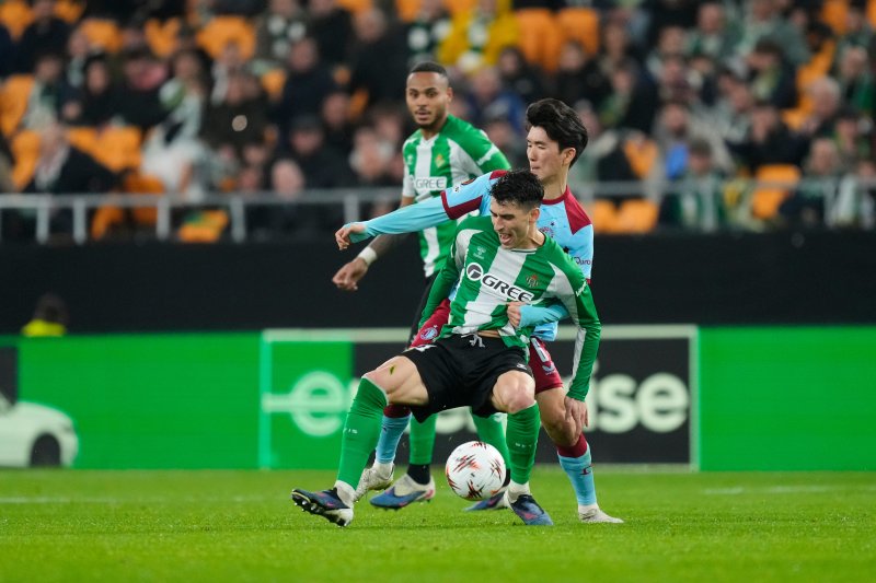 [세비야=AP/뉴시스] 페예노르트(네덜란드)의 황인범(가운데)이 29일(현지 시간) 스페인 세비야의 라 카르투하 스타디움에서 열린 2025-26 유럽축구연맹(UEFA) 유로파리그(UEL) 리그 페이즈 8차전 베티스와 경기 중 공을 다투고 있다. 황인범은 후반 16분 교체 투입됐으며, 페예노르트는 1-2로 패해 탈락했다. 2026.01.30.